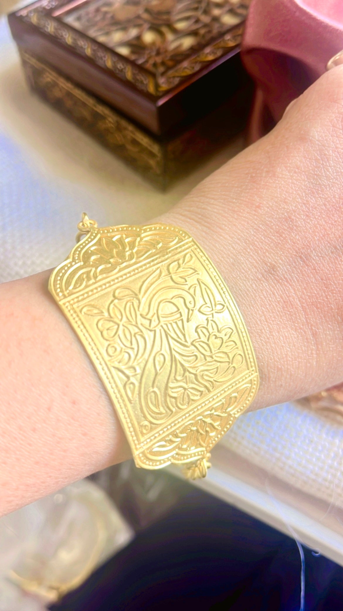 Laisha Golden Handcuff