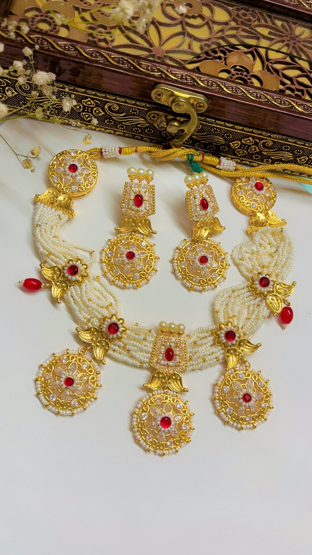 Aarvia PearlNeckpiece Set