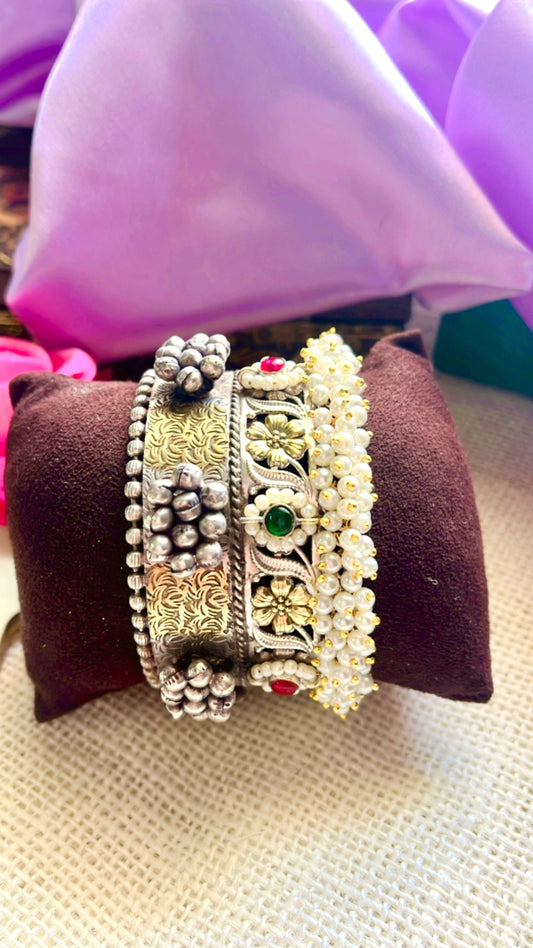 Riyanshika Silver Handcuff